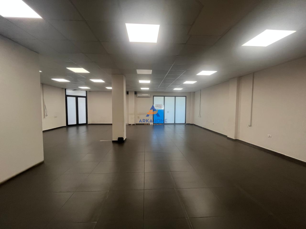 LOCALE IN AFFITTO 200 M2 PRESSO "GIARDINO ZOOLOGICO" 2000 EURO