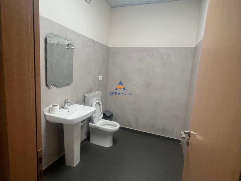 LOCALE IN AFFITTO 200 M2 PRESSO "GIARDINO ZOOLOGICO" 2000 EURO