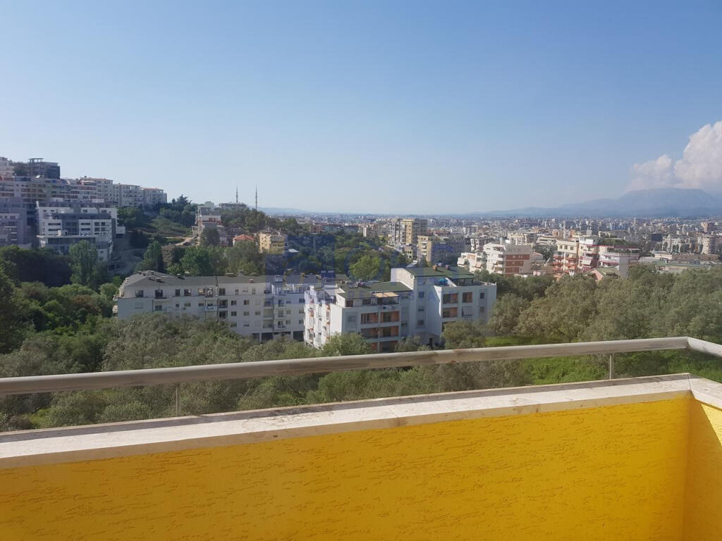Jepet me qira apartament 3+1+2 te Liqeni Artificial.