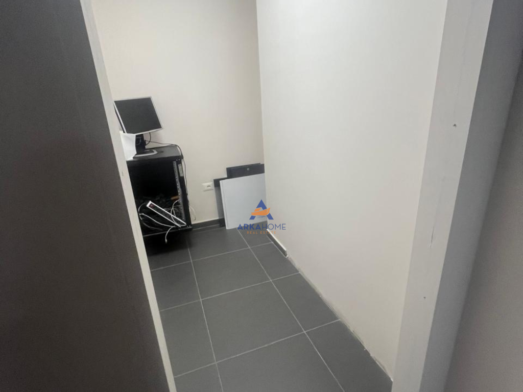 LOCALE IN AFFITTO 200 M2 PRESSO "GIARDINO ZOOLOGICO" 2000 EURO