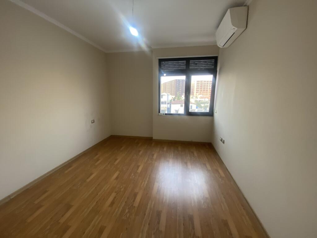 2+1, vuoto per ufficio presso hotel Marinaj Astir, 700 euro trattabili