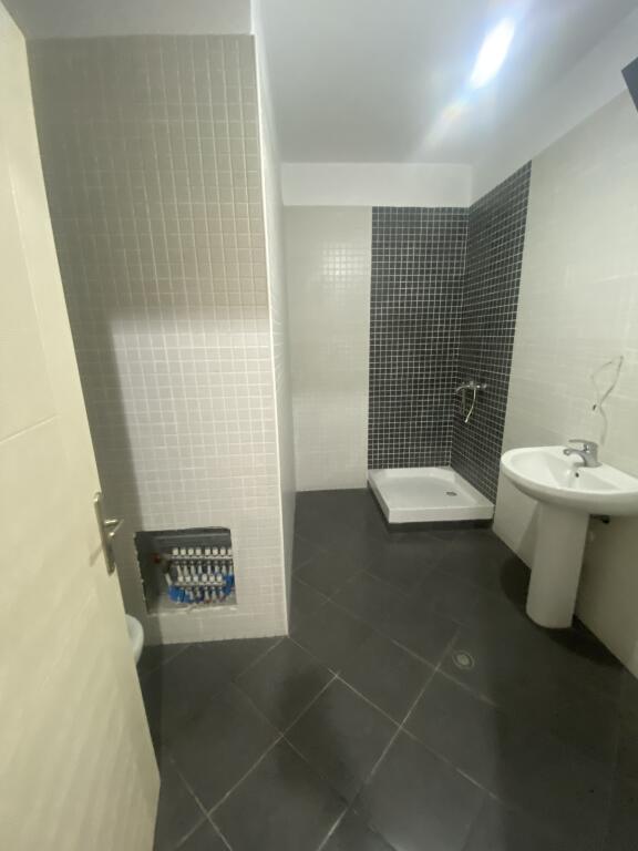 2+1, vuoto per ufficio presso hotel Marinaj Astir, 700 euro trattabili