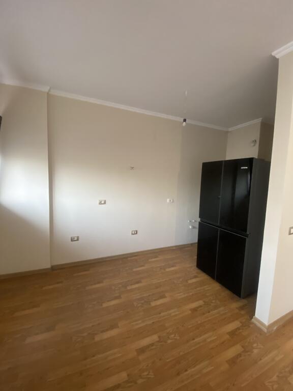 2+1, vuoto per ufficio presso hotel Marinaj Astir, 700 euro trattabili