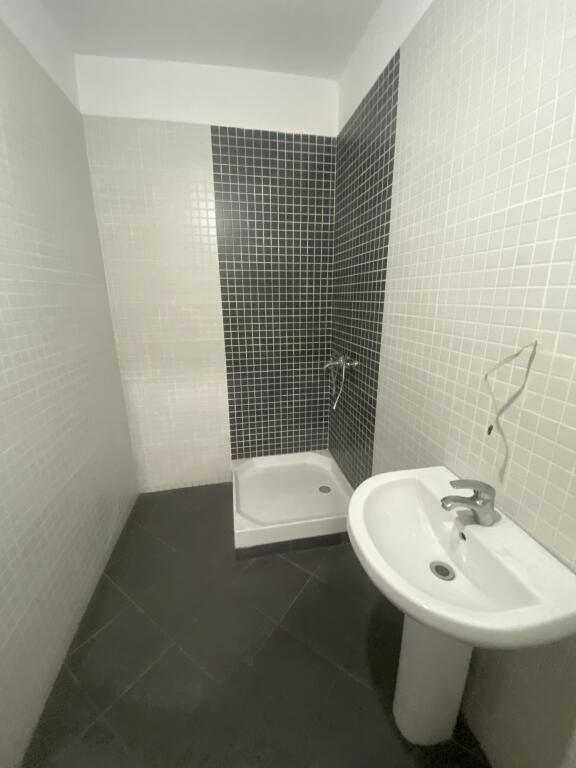 2+1, vuoto per ufficio presso hotel Marinaj Astir, 700 euro trattabili