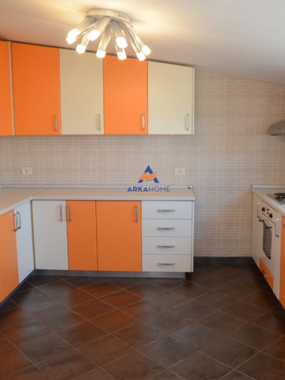 JEPET APARTAMENT ME QERA 4+1+BALLKON+VERANDE "LIQENI I THATE" 1200 EURO.