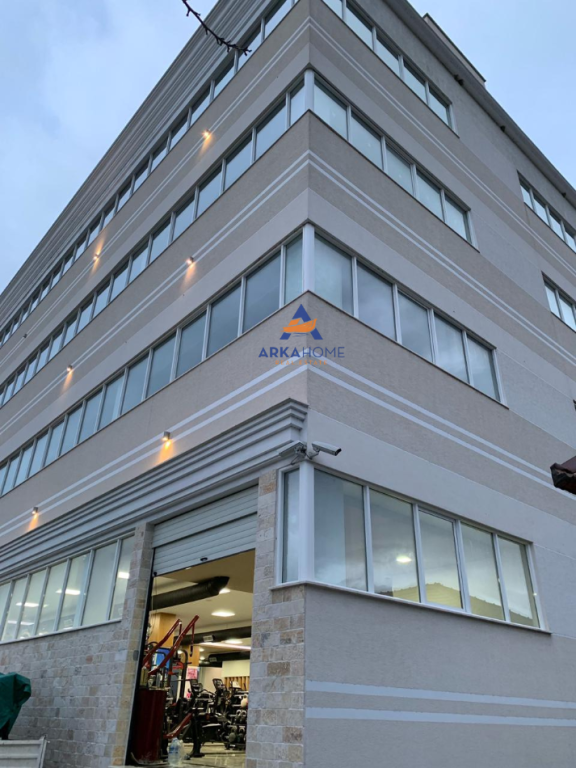 VENDESI IN AFFITTO 3000M2 " A PEZE" 4500 EURO