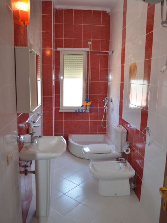 JEPET APARTAMENT ME QERA 4+1+BALLKON+VERANDE "LIQENI I THATE" 1200 EURO.