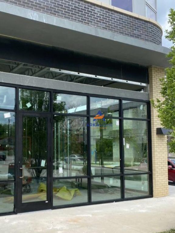 LOCALE COMMERCIALE IN AFFITTO 100M2 "ZOGU I ZI, FOLEJA E GJELBER" 1500 EURO.