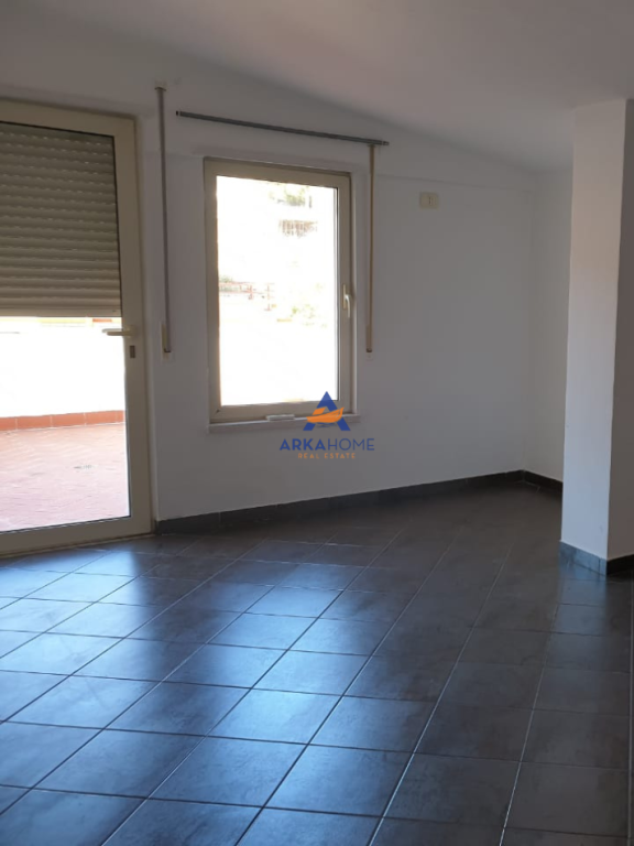 JEPET APARTAMENT ME QERA 4+1+BALLKON+VERANDE "LIQENI I THATE" 1200 EURO.