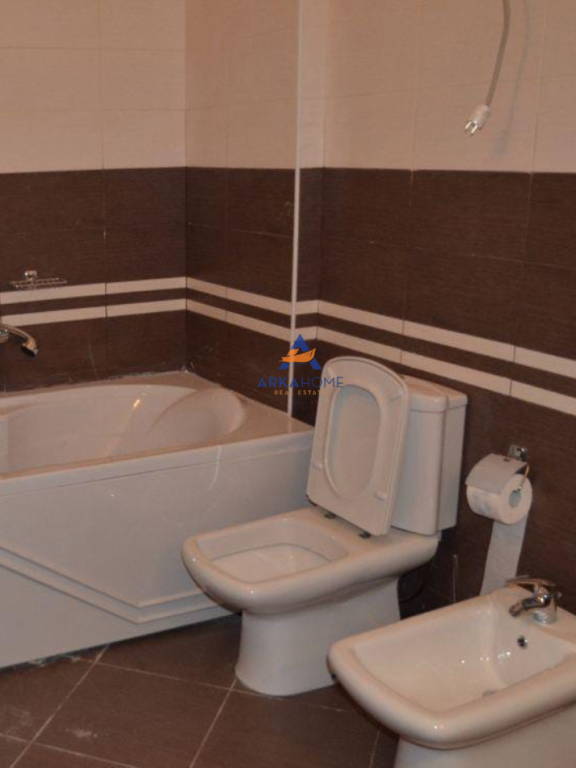JEPET APARTAMENT ME QERA 4+1+BALLKON+VERANDE "LIQENI I THATE" 1200 EURO.