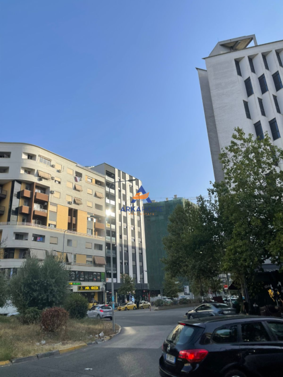 JEPET DYQAN ME QERA BUZE RRUGE "UNAZA E RE" 1500 EURO.