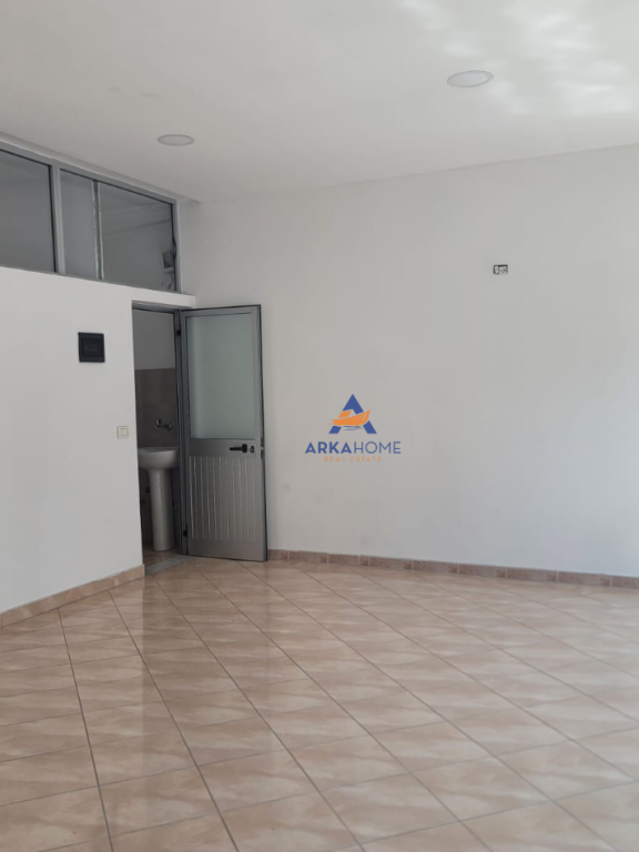 LOCALE COMMERCIALE IN AFFITTO 220M2 "VIA DRITAN HOXHA, LAPRAKE" 1600 EURO.