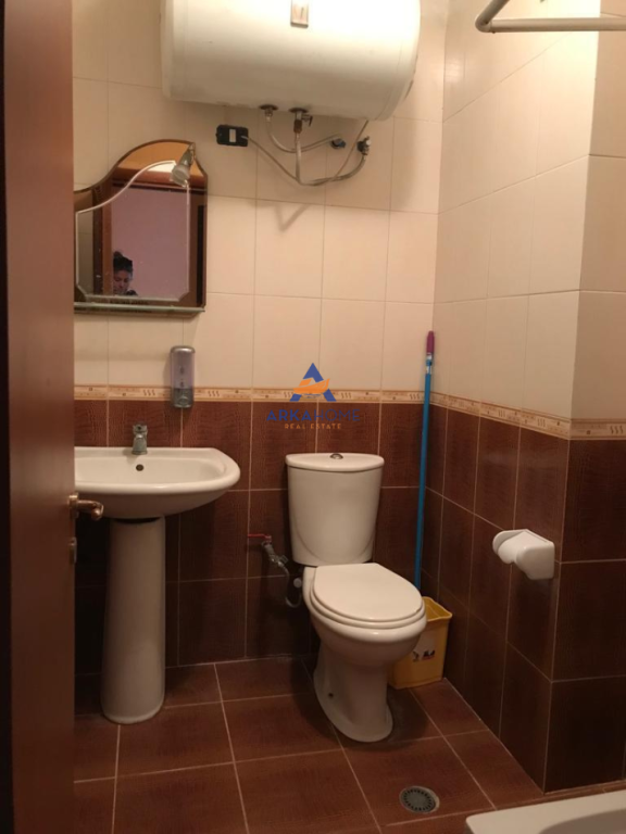 SHITET APARTAMENT 4+1+BALLKON "PALLATET CABEJ, YZBERISHT" 170.000 EURO ( I DISKUTUSHEM).