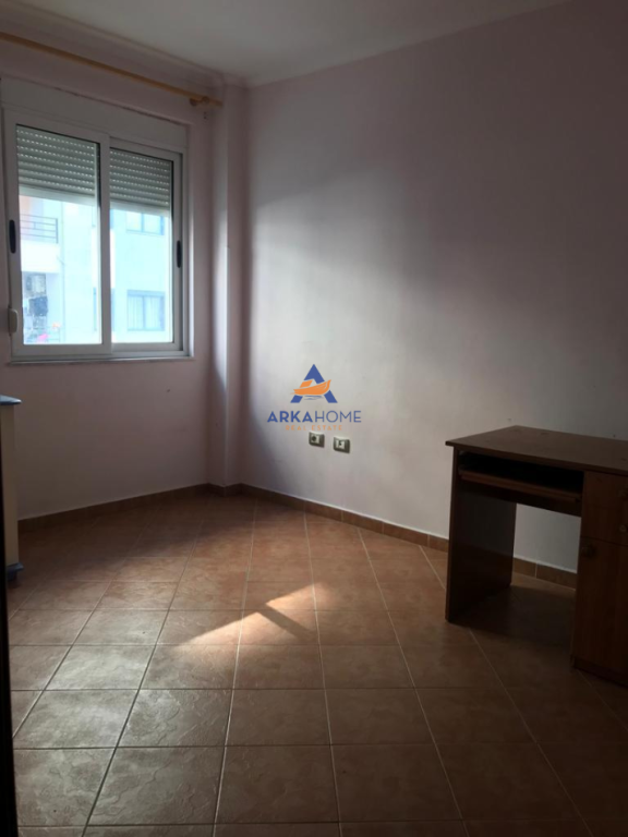 SHITET APARTAMENT 4+1+BALLKON "PALLATET CABEJ, YZBERISHT" 170.000 EURO ( I DISKUTUSHEM).