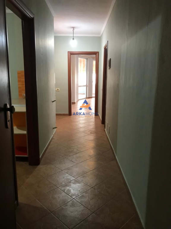 SHITET APARTAMENT 4+1+BALLKON "PALLATET CABEJ, YZBERISHT" 170.000 EURO ( I DISKUTUSHEM).