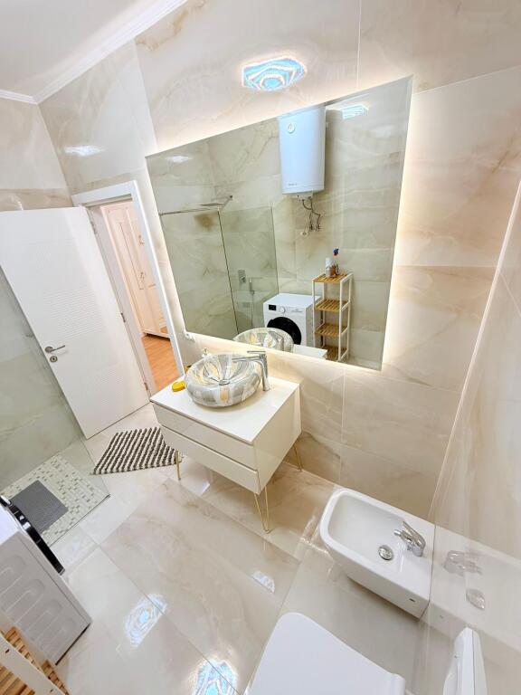 Jepet me qera Apartament 2+1  Adresa : Rruga e Kosovareve  Cmimi 1200€