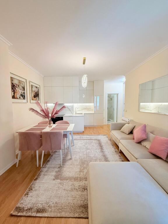 Jepet me qera Apartament 2+1  Adresa : Rruga e Kosovareve  Cmimi 1200€