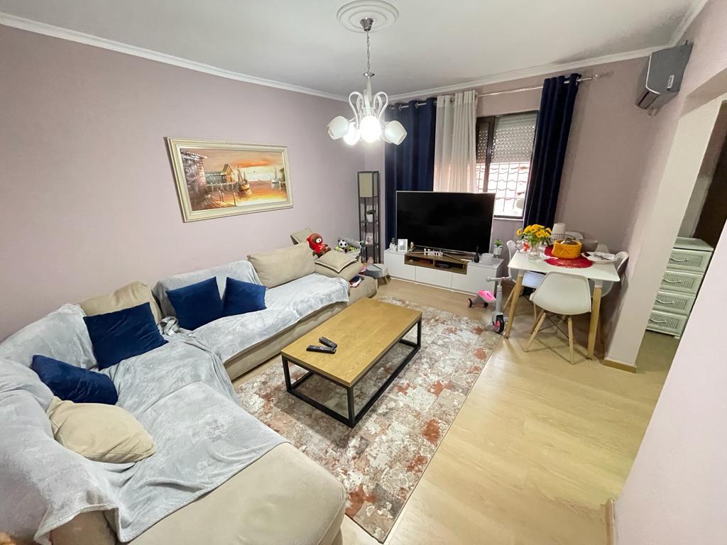 Affittasi appartamento 1+1  Indirizzo: Ish parku via ndre mjeda  Primo piano  Palazzo senza ascensore  Arredato  Prezzo: 500€