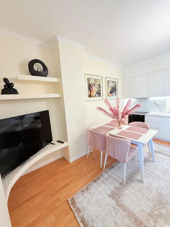 Jepet me qera Apartament 2+1  Adresa : Rruga e Kosovareve  Cmimi 1200€