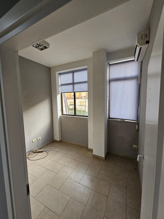 Jepet me qera 320 m² ambjent per zyra te Rruga e Elbasanit,