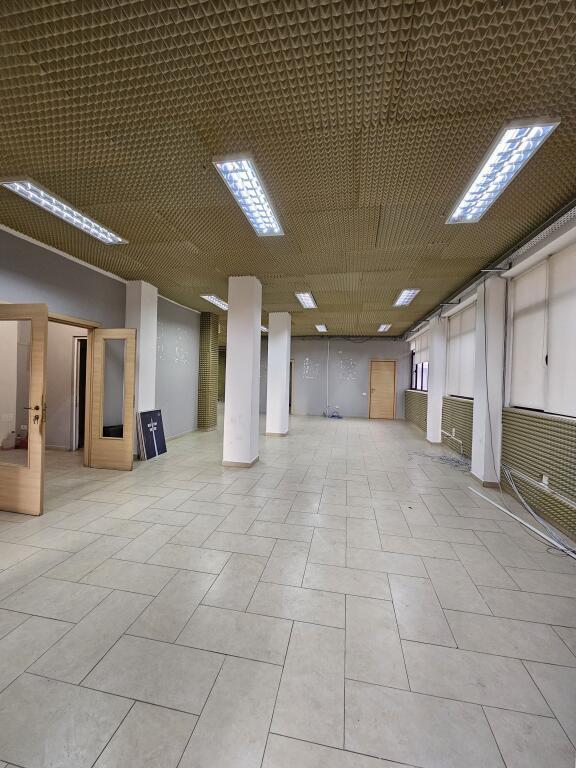 Jepet me qera 320 m² ambjent per zyra te Rruga e Elbasanit,