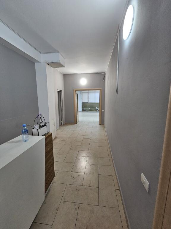 Jepet me qera 320 m² ambjent per zyra te Rruga e Elbasanit,