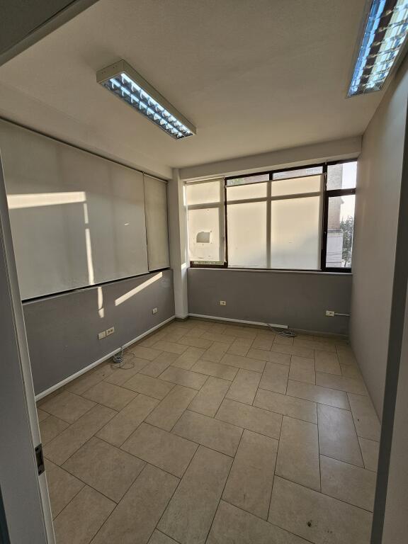 Jepet me qera 320 m² ambjent per zyra te Rruga e Elbasanit,
