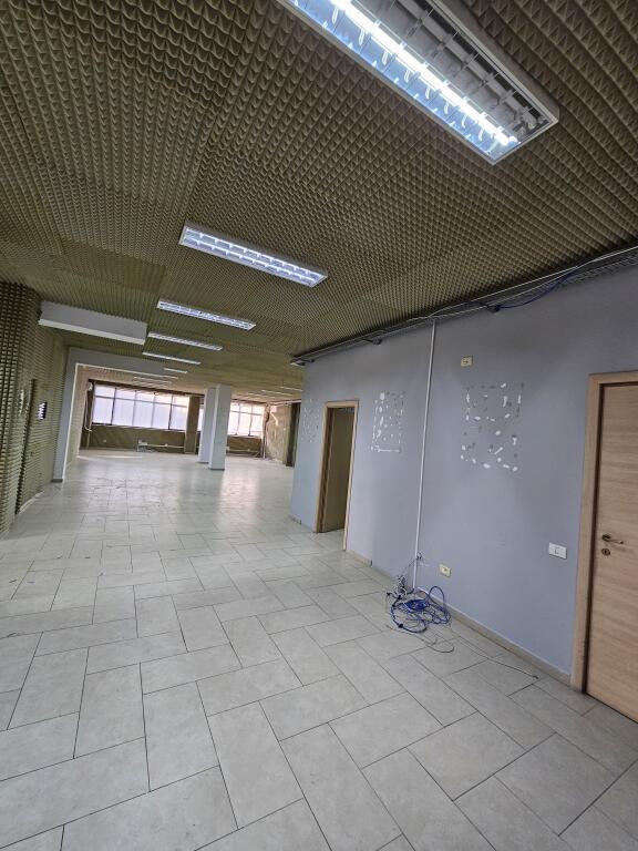 Jepet me qera 320 m² ambjent per zyra te Rruga e Elbasanit,