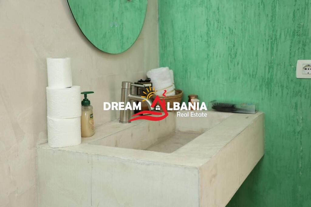 Jepen me qera per AirBnb 2 apartamente 1+1 dhe studio ne rrugen e Kavajes prane Square 21 (ID 42111440)