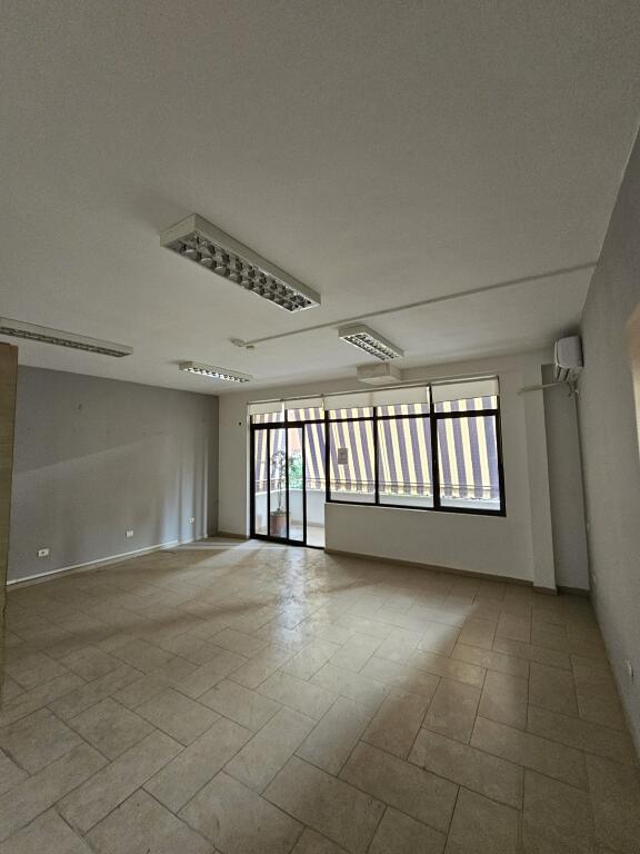 Jepet me qera 320 m² ambjent per zyra te Rruga e Elbasanit,