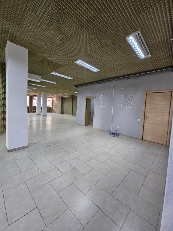 Jepet me qera 320 m² ambjent per zyra te Rruga e Elbasanit,