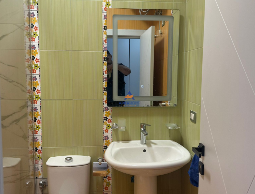 JEPET ME QERA 3+1+2+VERANDE+BALLKON " MARTENITETI I RI" 750 EURO (POST PARKIMI I PERFSHIRE).