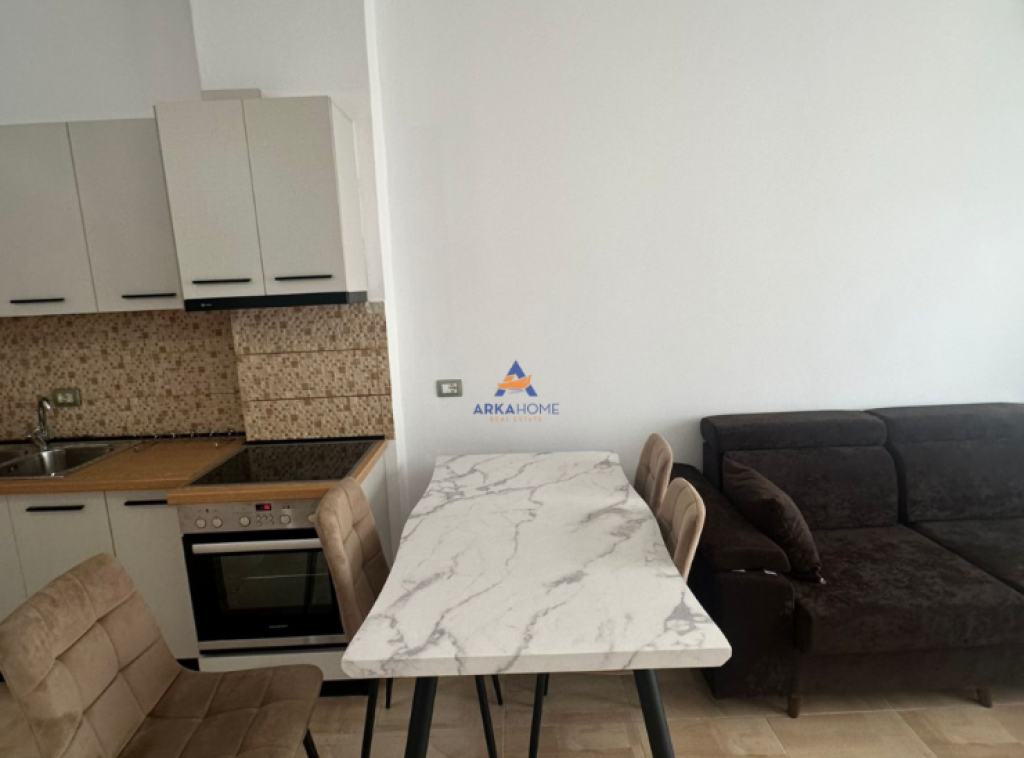 JEPET ME QERA 3+1+2+VERANDE+BALLKON " MARTENITETI I RI" 750 EURO (POST PARKIMI I PERFSHIRE).