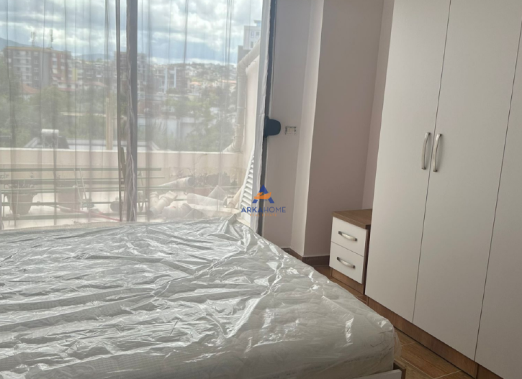 JEPET ME QERA 3+1+2+VERANDE+BALLKON " MARTENITETI I RI" 750 EURO (POST PARKIMI I PERFSHIRE).