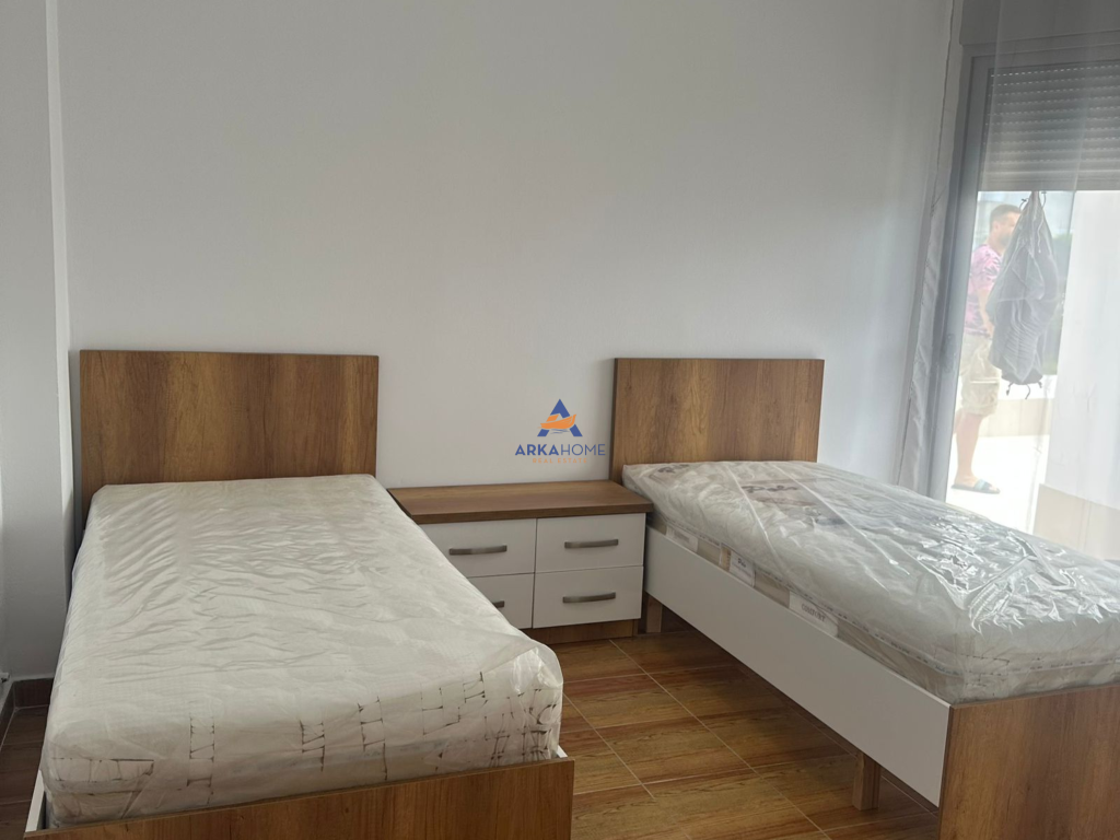 JEPET ME QERA 3+1+2+VERANDE+BALLKON " MARTENITETI I RI" 750 EURO (POST PARKIMI I PERFSHIRE).