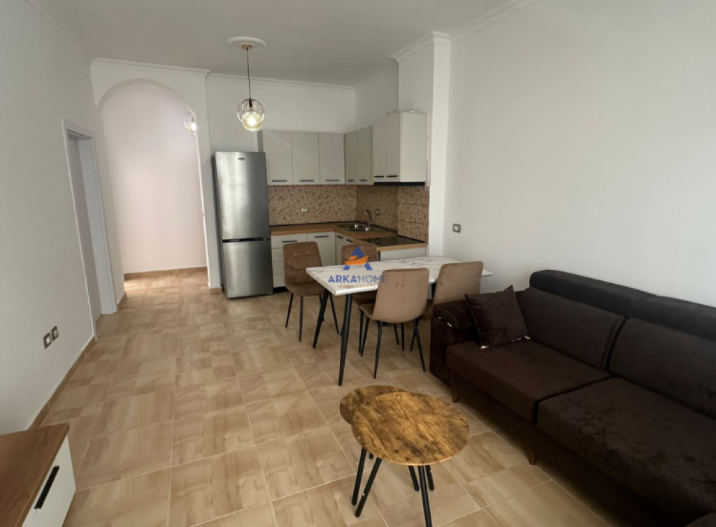 JEPET ME QERA 3+1+2+VERANDE+BALLKON " MARTENITETI I RI" 750 EURO (POST PARKIMI I PERFSHIRE).