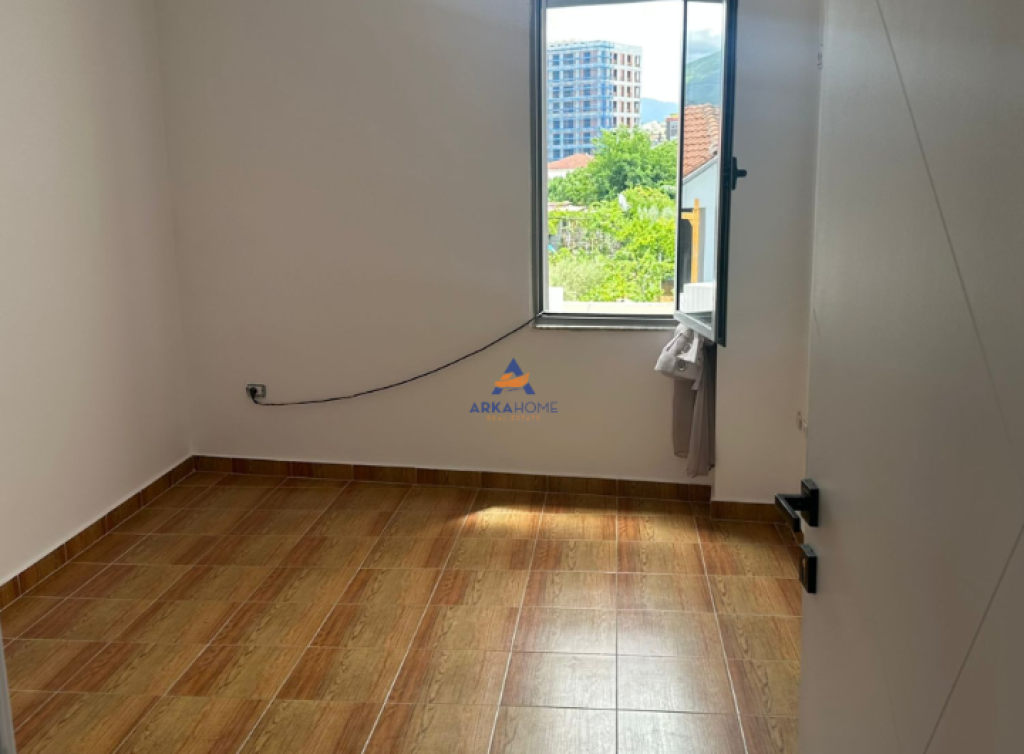 JEPET ME QERA 3+1+2+VERANDE+BALLKON " MARTENITETI I RI" 750 EURO (POST PARKIMI I PERFSHIRE).