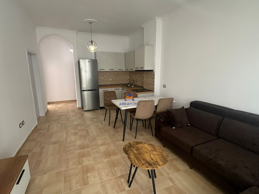 JEPET ME QERA 3+1+2+VERANDE+BALLKON " MARTENITETI I RI" 750 EURO (POST PARKIMI I PERFSHIRE).