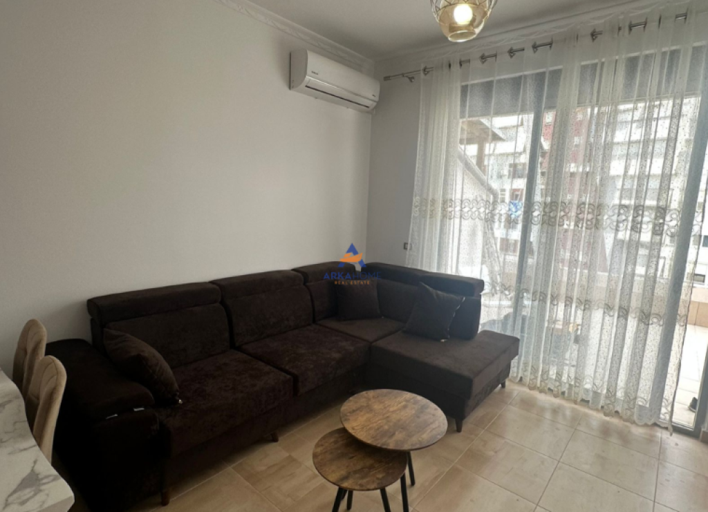 JEPET ME QERA 3+1+2+VERANDE+BALLKON " MARTENITETI I RI" 750 EURO (POST PARKIMI I PERFSHIRE).