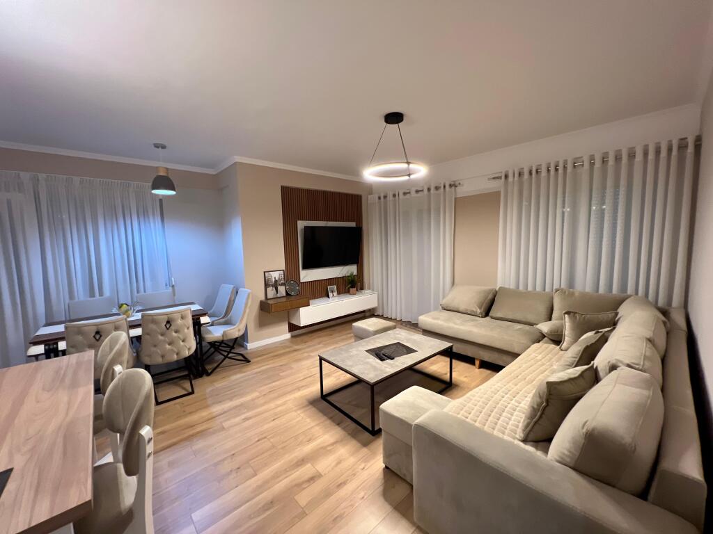 📣 QERA SUPER Apartament 2+1 Me Parking 📍 Rruga "Sefer Tujani", Sauk ✨   🏠 Shtepi Private 🪜 Kati 1  🛋️ Mobiluar Me Kushte Bashkekohore   💶 Cmimi 500 Euro