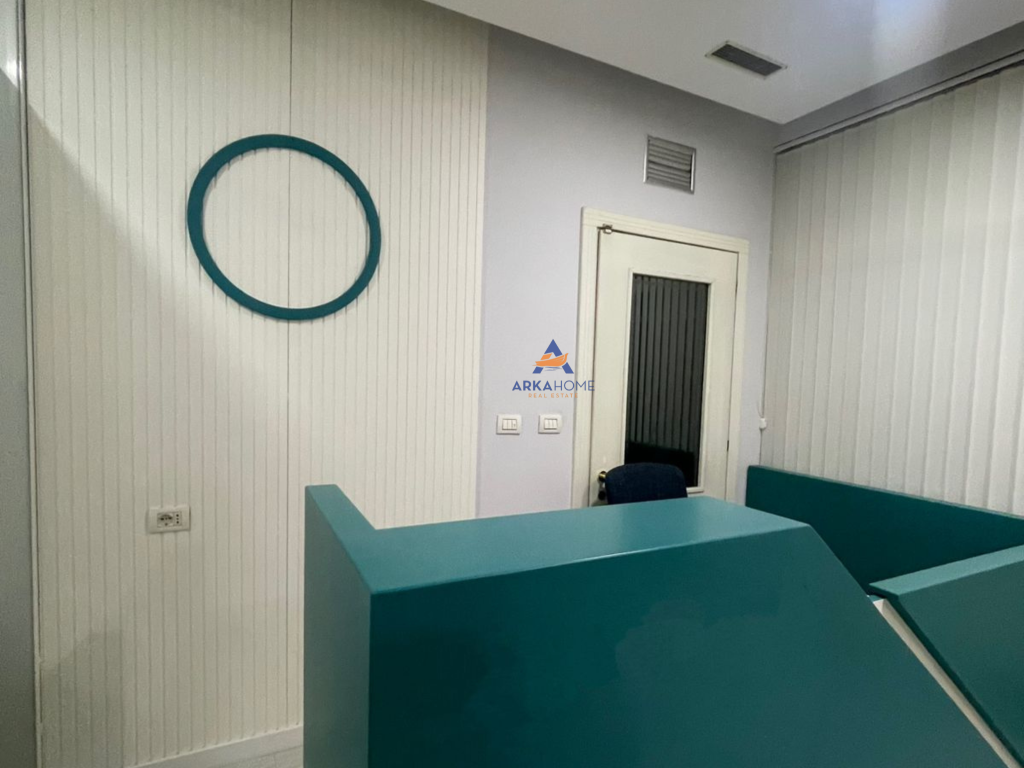 LOCALE CLINICO IN AFFITTO 4+1 "UNAZA E RE" 2000 EURO
