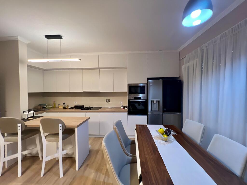 📣 QERA SUPER Apartament 2+1 Me Parking 📍 Rruga "Sefer Tujani", Sauk ✨   🏠 Shtepi Private 🪜 Kati 1  🛋️ Mobiluar Me Kushte Bashkekohore   💶 Cmimi 500 Euro