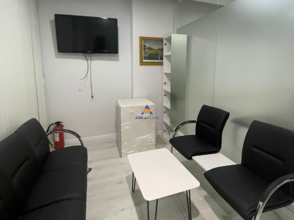 LOCALE CLINICO IN AFFITTO 4+1 "UNAZA E RE" 2000 EURO