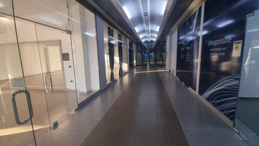 BUSINESS PREMISES FOR RENT 1000 M2 GLASSWORK 10,000 EURO