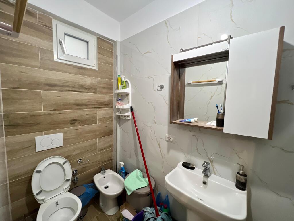 📣 QERA SUPER Apartament 2+1 Me Parking 📍 Rruga "Sefer Tujani", Sauk ✨   🏠 Shtepi Private 🪜 Kati 1  🛋️ Mobiluar Me Kushte Bashkekohore   💶 Cmimi 500 Euro