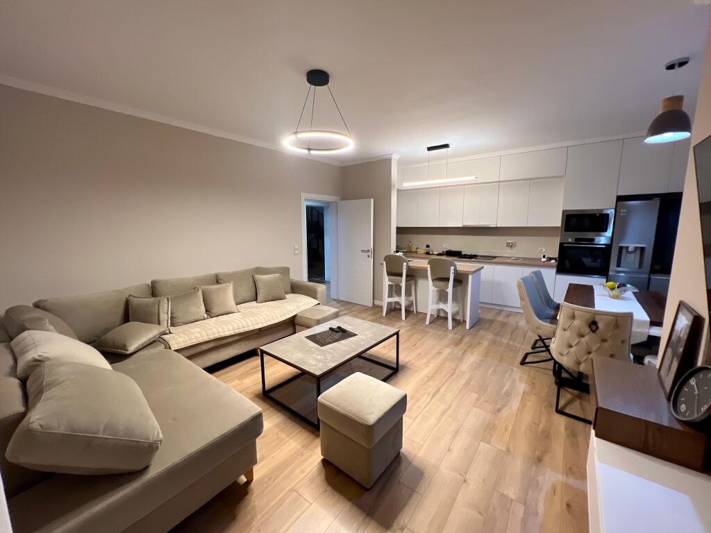 📣 QERA SUPER Apartament 2+1 Me Parking 📍 Rruga "Sefer Tujani", Sauk ✨   🏠 Shtepi Private 🪜 Kati 1  🛋️ Mobiluar Me Kushte Bashkekohore   💶 Cmimi 500 Euro