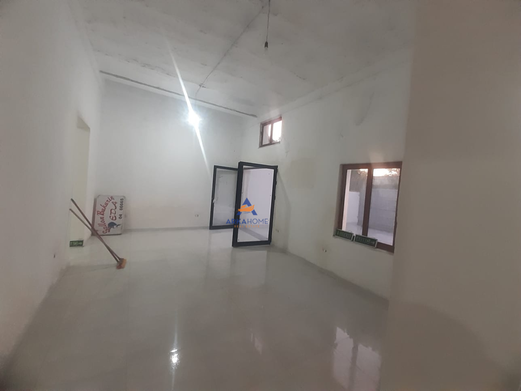 JEPET ME QIRA MAGAZINE 350M2 "NE KOMBINAT" 800 EURO.