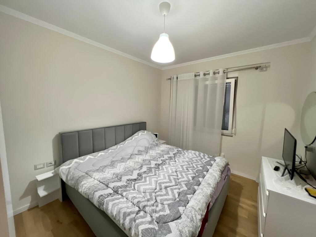 📣 QERA SUPER Apartament 2+1 Me Parking 📍 Rruga "Sefer Tujani", Sauk ✨   🏠 Shtepi Private 🪜 Kati 1  🛋️ Mobiluar Me Kushte Bashkekohore   💶 Cmimi 500 Euro