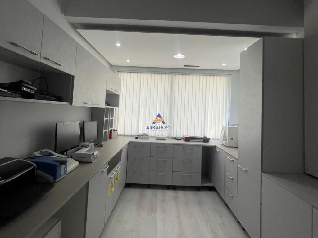 LOCALE CLINICO IN AFFITTO 4+1 "UNAZA E RE" 2000 EURO