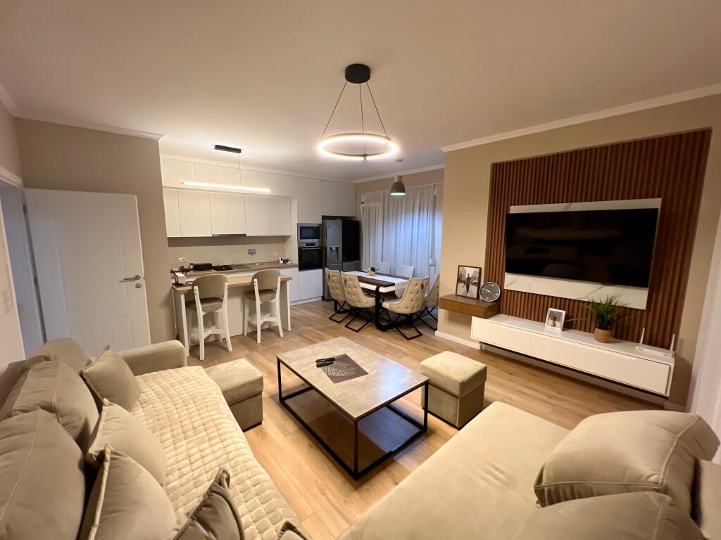 📣 QERA SUPER Apartament 2+1 Me Parking 📍 Rruga "Sefer Tujani", Sauk ✨   🏠 Shtepi Private 🪜 Kati 1  🛋️ Mobiluar Me Kushte Bashkekohore   💶 Cmimi 500 Euro